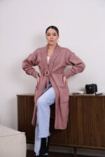 Жіночий в’язаний кардиган з етнічним візерунком кольору темна пудра 00601