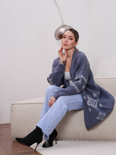 Жіночий в’язаний кардиган з етнічним візерунком синього кольору 00597