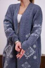 Жіночий в’язаний кардиган з етнічним візерунком синього кольору 00597