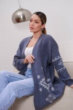 Жіночий в’язаний кардиган з етнічним візерунком синього кольору 00597