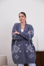 Жіночий в’язаний кардиган з етнічним візерунком синього кольору 00597