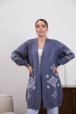 Жіночий в’язаний кардиган з етнічним візерунком синього кольору 00597