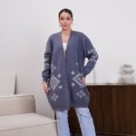 Жіночий в’язаний кардиган з етнічним візерунком синього кольору 00597