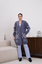 Жіночий в’язаний кардиган з етнічним візерунком синього кольору 00597