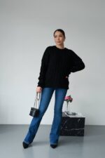 Жіночий в’язаний однотонний светр чорного кольору 00594