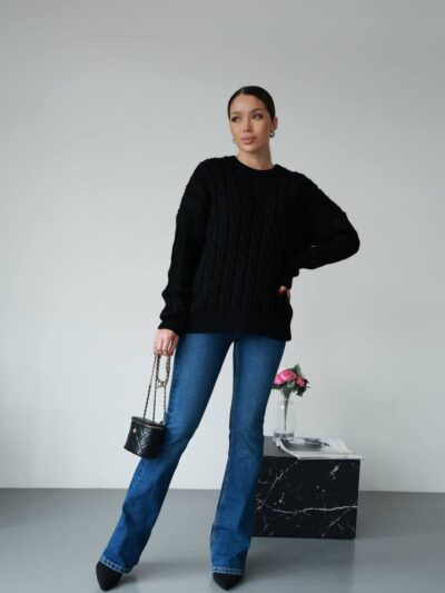 Жіночий в’язаний однотонний светр чорного кольору 00594