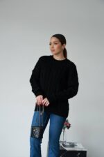 Жіночий в’язаний однотонний светр чорного кольору 00594