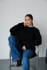 Жіночий в’язаний однотонний светр чорного кольору 00594