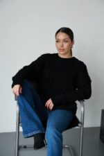 Жіночий в’язаний однотонний светр чорного кольору 00594