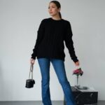 Жіночий в’язаний однотонний светр чорного кольору 00594
