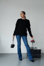 Жіночий в’язаний однотонний светр чорного кольору 00594