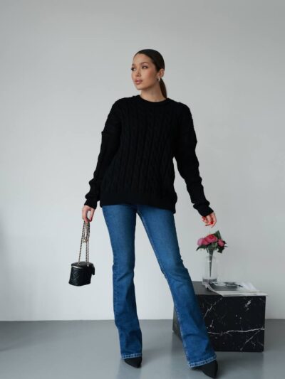 Жіночий в’язаний однотонний светр чорного кольору 00594