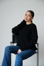 Жіночий в’язаний однотонний светр чорного кольору 00594