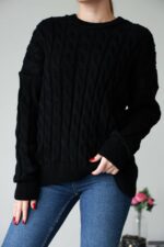 Жіночий в’язаний однотонний светр чорного кольору 00594