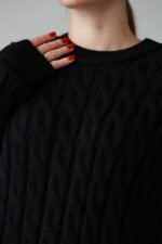 Жіночий в’язаний однотонний светр чорного кольору 00594