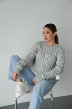 Жіночий в’язаний однотонний светр сірого кольору 00591