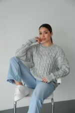 Жіночий в’язаний однотонний светр сірого кольору 00591