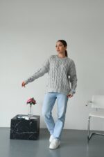 Жіночий в’язаний однотонний светр сірого кольору 00591