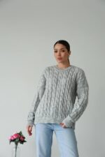 Жіночий в’язаний однотонний светр сірого кольору 00591