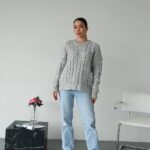 Жіночий в’язаний однотонний светр сірого кольору 00591