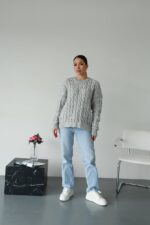 Жіночий в’язаний однотонний светр сірого кольору 00591