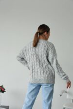 Жіночий в’язаний однотонний светр сірого кольору 00591