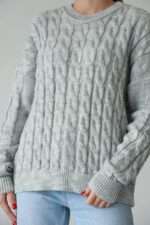 Жіночий в’язаний однотонний светр сірого кольору 00591