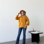 Жіночий в’язаний светр з ажурним візерунком гірчичного кольору 00585