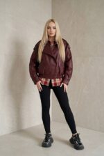 Жіноча куртка з екошкіри асиметричного крою кольору бургунді 00683