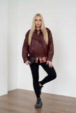 Жіноча куртка з екошкіри асиметричного крою кольору бургунді 00683