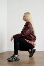 Жіноча куртка з екошкіри асиметричного крою кольору бургунді 00683