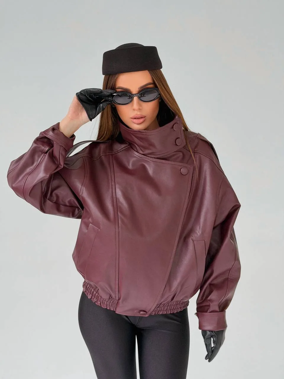 zhinocha-kurtka-z-ekoshkiri-asimetrichnogo-kroyu-koloru-burgundi-00683-vf-m544-burgundy-9 Жіноча куртка з екошкіри асиметричного крою кольору бургунді 00683