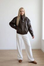 Жіноча куртка з екошкіри асиметричного крою шоколадного кольору 00682