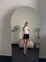 Блузка жіноча з крепу на гачках білого кольору 00894