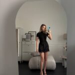 Блузка жіноча з крепу на гачках чорного кольору 00893
