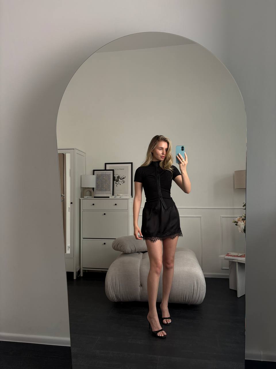 bluzka-zhinocha-z-krepu-na-gachkah-chornogo-koloru-00893-kb-912-black-1-9 Блузка жіноча з крепу на гачках чорного кольору 00893