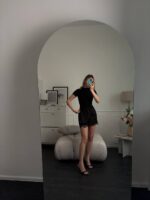 Блузка жіноча з куліра на гачках чорного кольору 00892