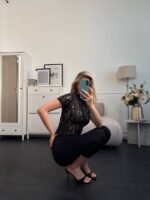 Жіночна блузка на гачках чорного кольору 00889