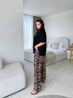Жіночий літній костюм-двійка з леопардовим принтом коричневого кольору 00904