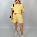 Жіночий літній костюм у спортивному стилі жовтого кольору 00975