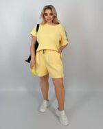 Жіночий літній костюм у спортивному стилі жовтого кольору 00975