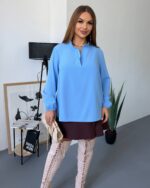 Жіноча блуза з V-подібним вирізом блакитного кольору
