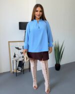 Жіноча блуза з V-подібним вирізом блакитного кольору