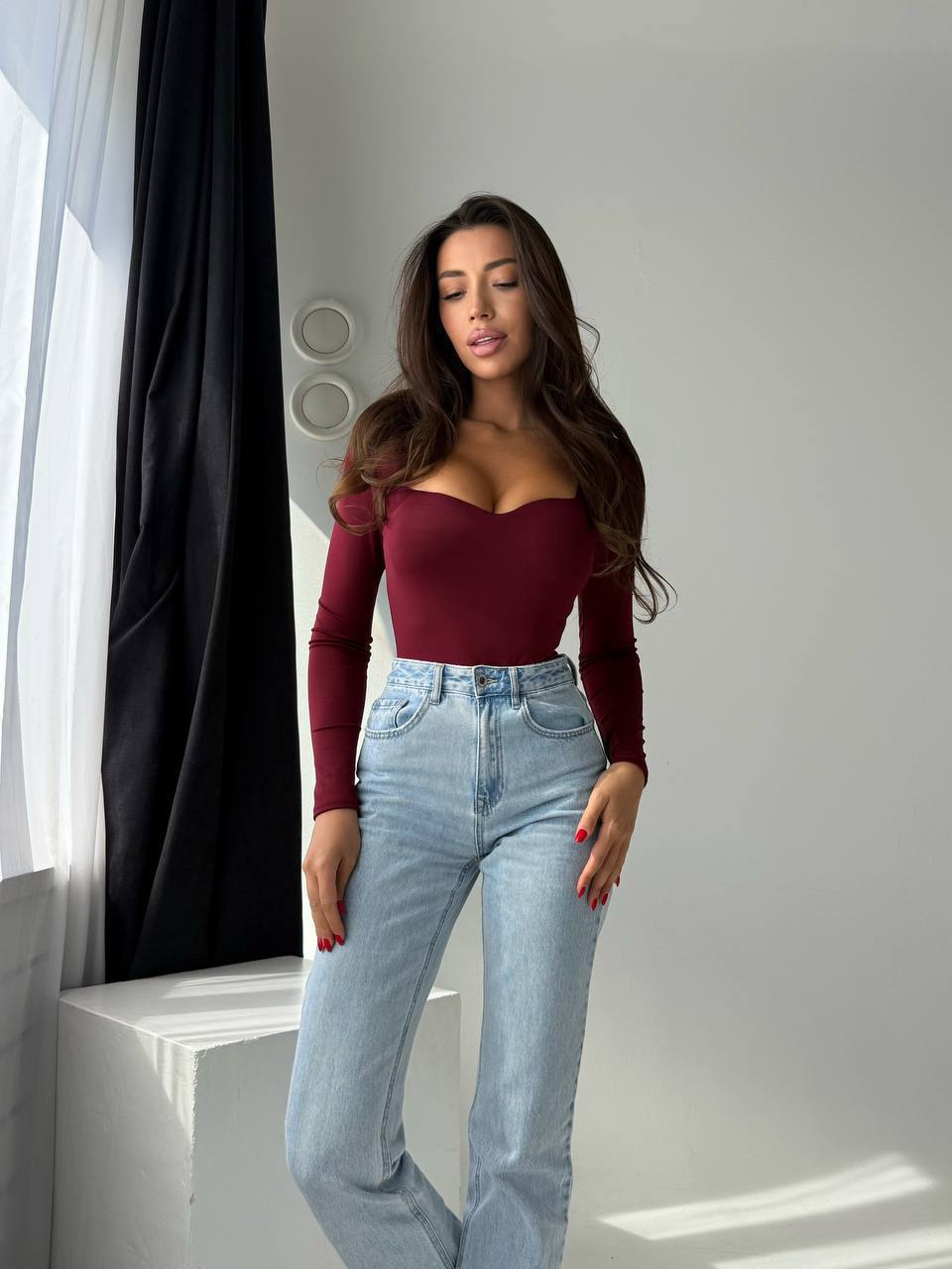 zhinoche-bodi-z-figurnym-vyrizom-bordovogo-koloru-90099-ao-708-burgundy-1 Жіноче боді з фігурним вирізом бордового кольору