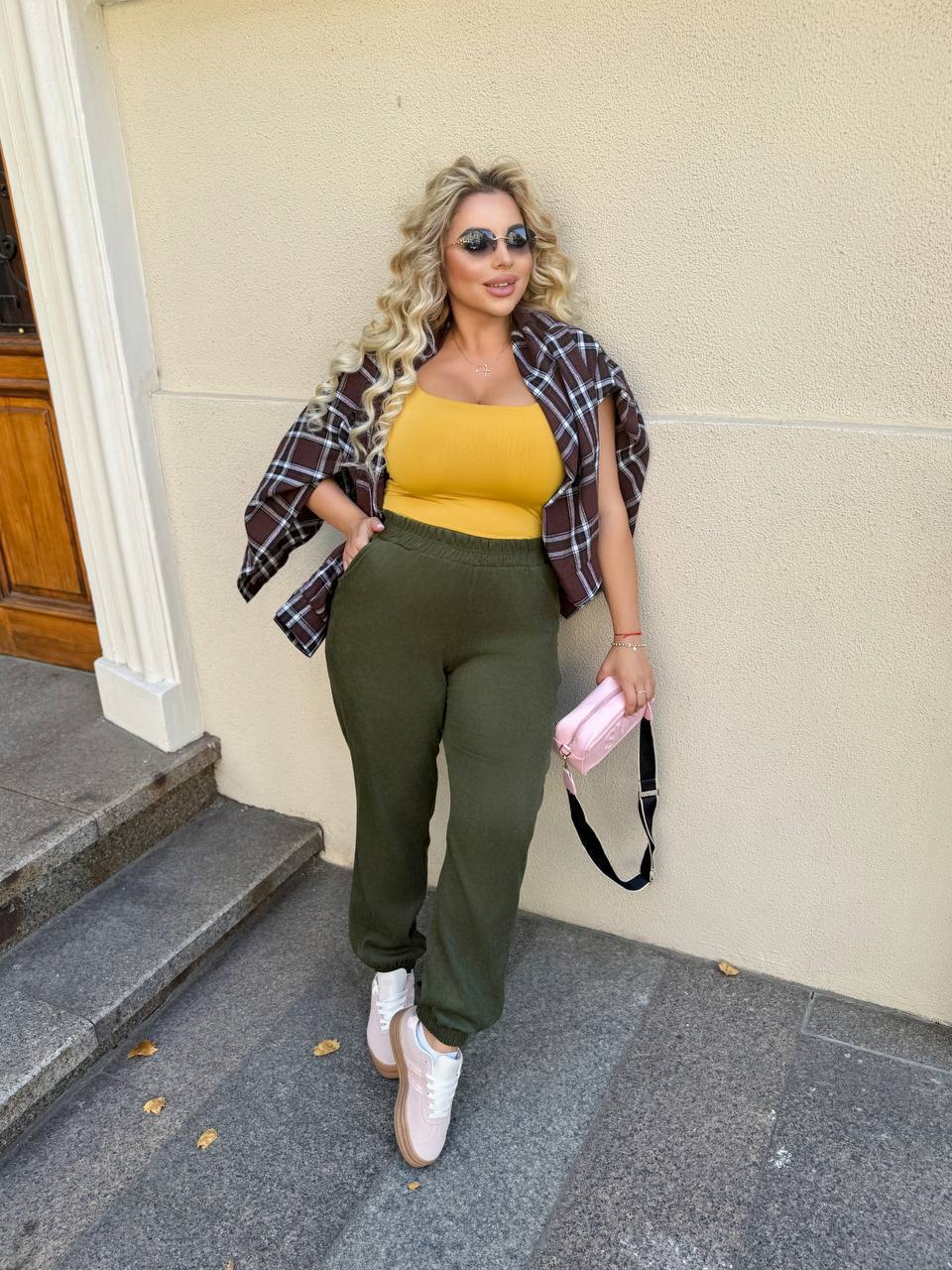 zhinochi-dzhogery-z-mikrovelvetu-khaki-koloru-90026-mc-010-khaki-1 Жіночі джогери з мікровельвету хакі кольору