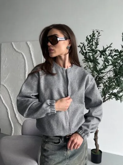 Жіночий бомбер з камінцями світло сірого кольору