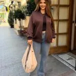Жіночий бомбер з кишенями шоколадного кольору
