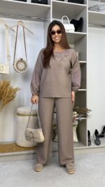 Жіночий костюм з прошивкою капучино кольору