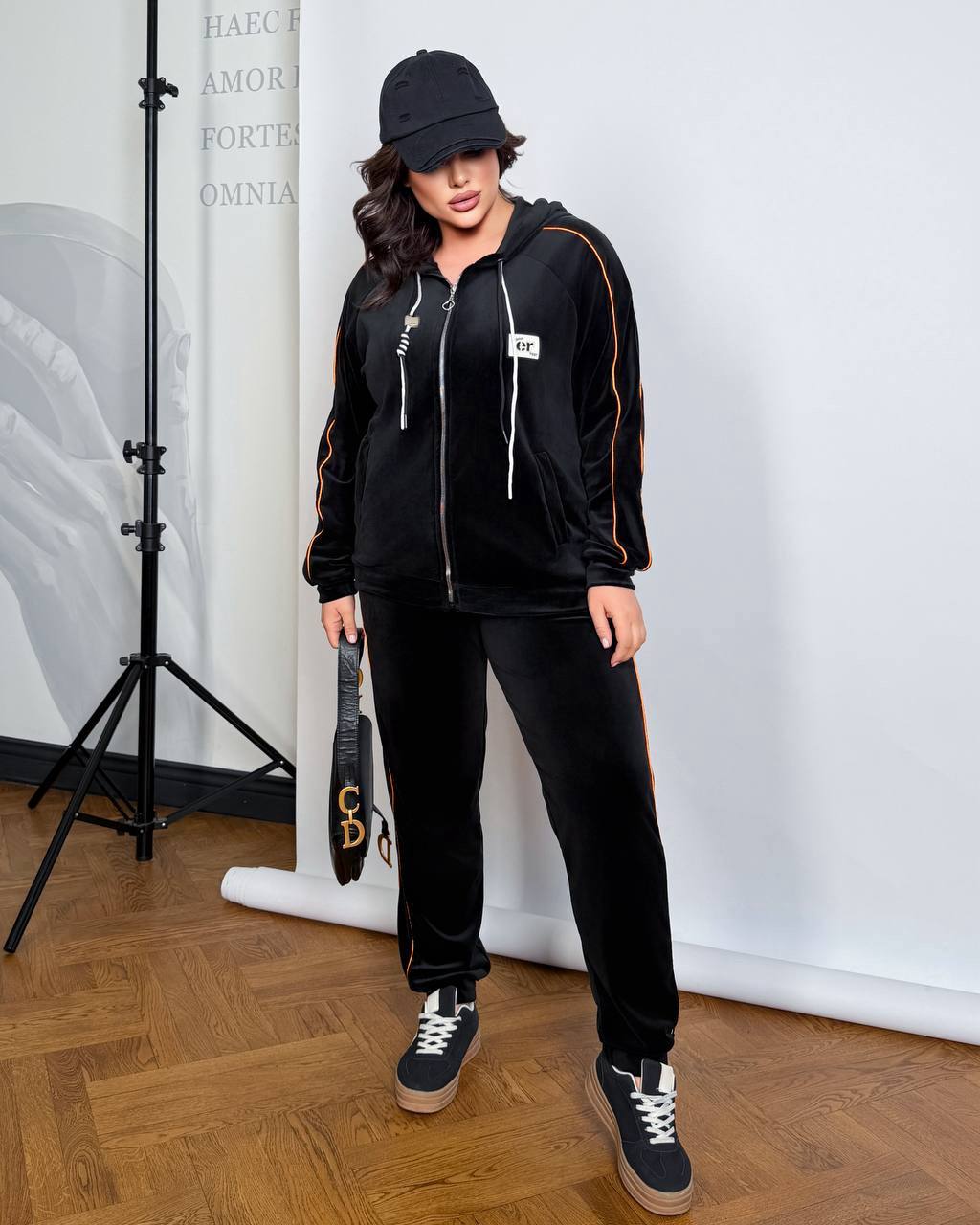 zhinochyj-sportyvnyj-kostyum-iz-velyuru-chornogo-koloru-90043-svn-1523-958-black-1 Жіночий спортивний костюм із велюру чорного кольору