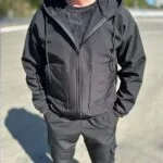 Чоловіча куртка з капюшоном чорного кольору
